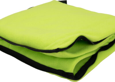 Koc z polaru/poduszka 2w1 RADCLIFF 170 g/m2 - z logo z własnym nadrukiem, kolor jasnozielony