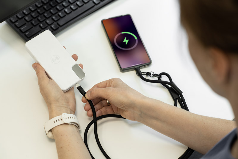 Smycz do telefonu z funkcją ładowania 60W CHARD z własnym nadrukiem, kolor czarny