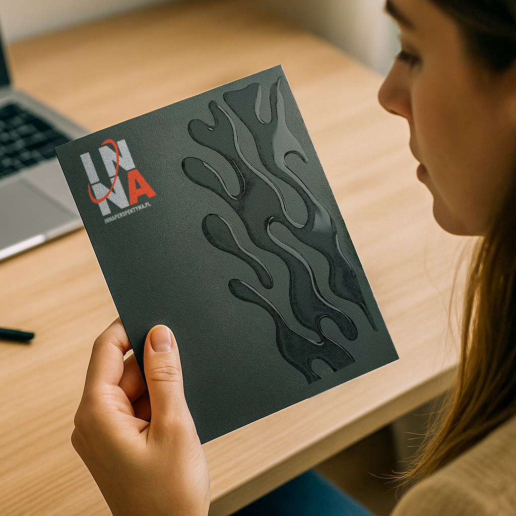 Ulotka z dwoma rodzajami lakieru - błyszczącym i matowym